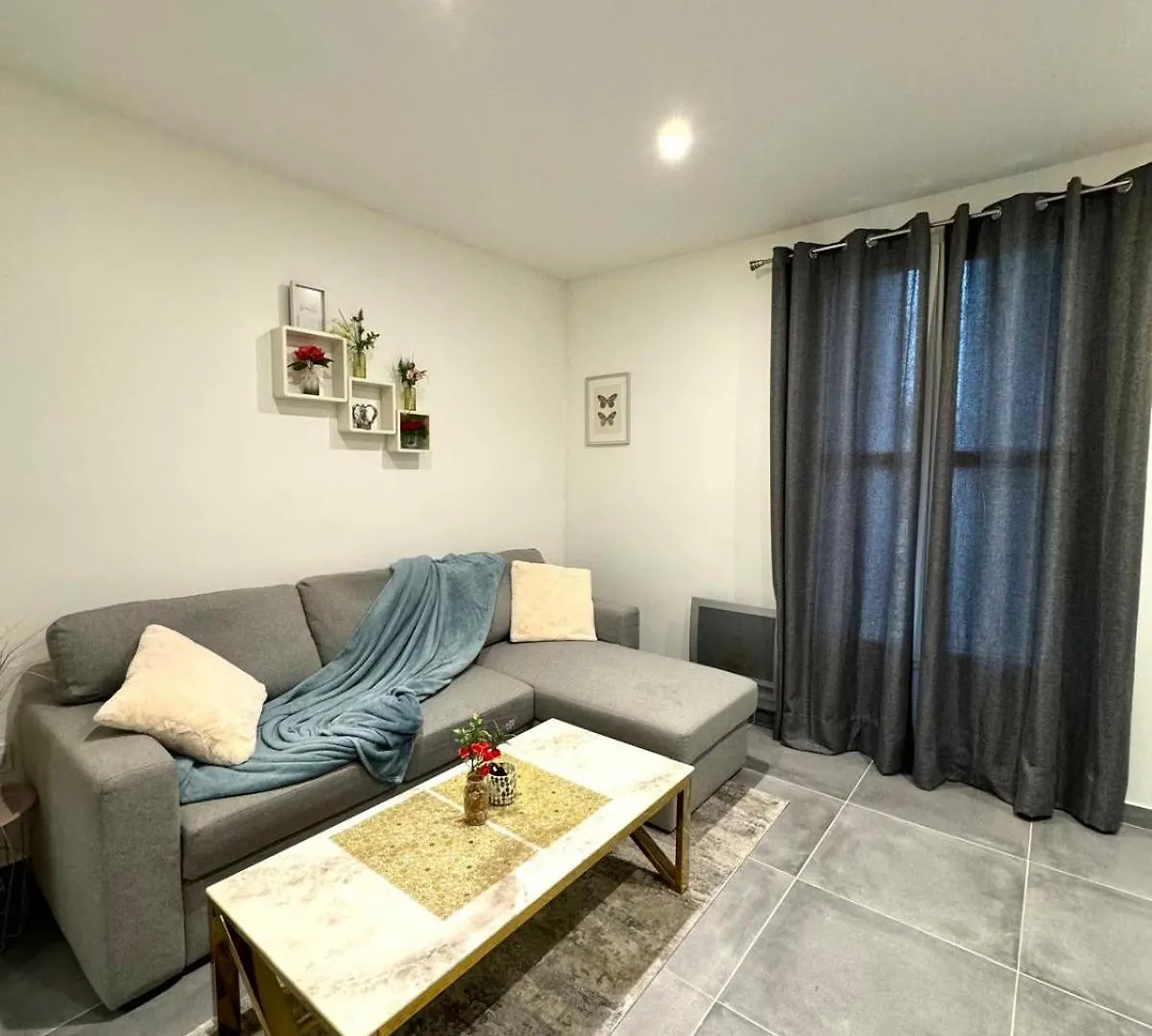 Luxury White Apartment Livry-Gargan