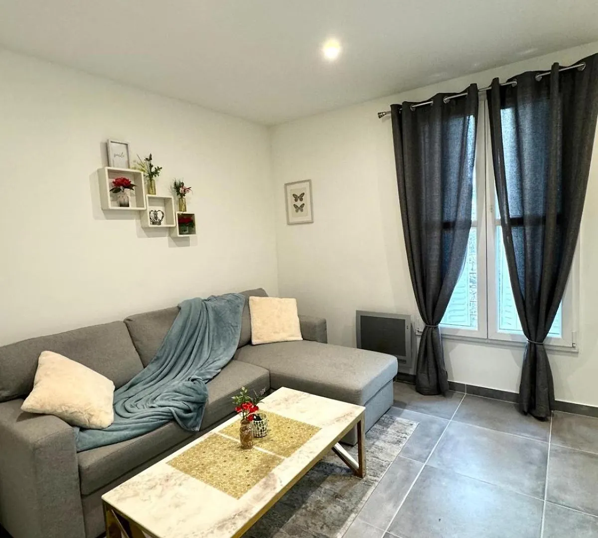 Luxury White Apartment Livry-Gargan 0*,  France